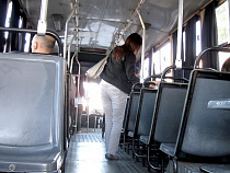 Автобус проехал задними колесами по ногам женщины, которая упала при выходе из него 