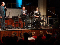 Генконсул играет на трубе и фортепиано (видео)