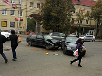 В ДТП на улице Горького у автомобиля искорежило капот