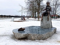 В Полесске посадили памятник юному рыбаку