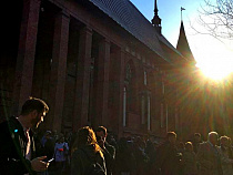 Россияне и немцы возложили цветы к могиле Канта у Кафедрального собора (фото)