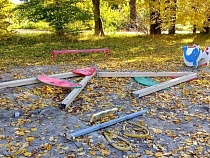 Под Багратионовском вандалы под ноль снесли детские качели