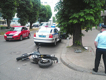 На улице Сергеева столкнулись такси и мотоцикл