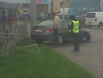 Два автомобиля в Калининграде снесли железные заборы