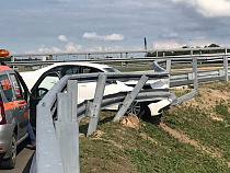 На Приморском кольце «Фольксваген» смял отбойник