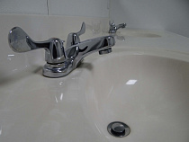 В Светлом из кранов течет «мазут»