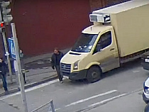 Пешеход, не глядя, шагнул под фургон у Закхаймских ворот в Калининграде (видео + карта)