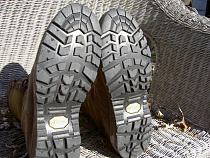 После застолья гость украл у хозяина квартиры ботинки, куртку и два телефона