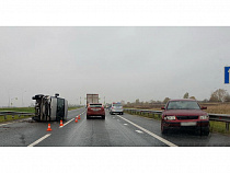 У Гвардейска «Пассат» опрокинул фургон (видео)