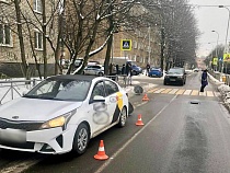 В Калининграде такси «Яндекс» сбило девочку прямо у лицея №17