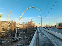 Зачем над эстакадным мостом в Калининграде повесили бетононасос?