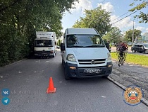 На Ялтинском переулке микроавтобус наехал на пешехода