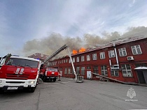 В Калининграде 6 часов боролись с огнём на заводе «Кварц»