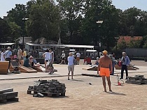 В Зеленоградске возмутились полуголыми людьми на променаде 