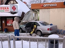 В ДТП с наездом «Ауди» на женщину и аптеку в Гурьевске появился след БМВ