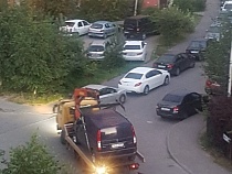 В Калининграде стали по ночам эвакуировать машины со дворов