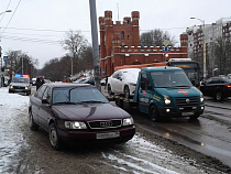 Автомобилисты на Литовском валу ездят по тротуарам на глазах у ГИБДД