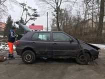 В Черняховске «Фолькскваген» повредил столб на скользкой дороге