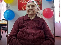 В Краснолесье отметила 100-летие легендарная бабушка Маша