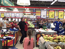 В Калининграде спели «Калинку-Малинку» в торговом центре