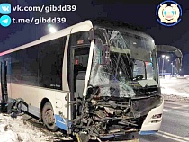 На автобус страшно смотреть после тарана внедорожника с пьяным