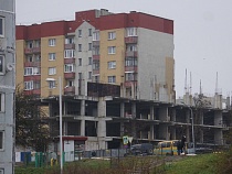 Мужчина из Балтийска оставил женщин без денег и окон