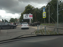 На Тельмана автомобиль перевернулся на крышу прямо на пешеходном переходе (видео)