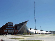 Большой театр в Калининграде облачают в алюминиевый панцирь