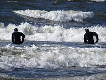 Туристка из Москвы отбирала у нелегалов янтарь прямо из сачка