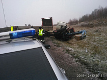 На Черняховской трассе фура завалила трактор в кювет