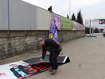 20 нелегальных баннеров убрали с Королевского замка и Зоопарка