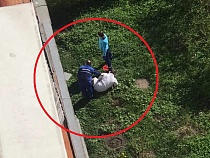 В Калининграде из окна выпал мужчина