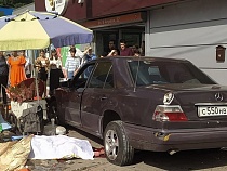 В Калининграде «Мерседес» влетел в торговые ряды