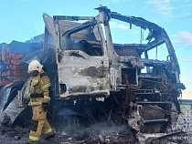 На главной трассе Калининградской области внезапно сгорела фура