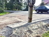 На федеральной трассе в Новоколхозном тротуар упёрся в несдвигаемый столб 