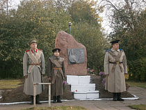 «Гумилевская осень»: цветы, почетный караул и… почтовое отделение