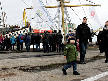 Сотни калининградцев побывали на «Крузенштерне» в День открытых дверей