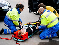 Рабочий упал с фургона и сломал шею