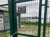 На Голубых озёрах «заковали в цепи» подход к воде 