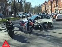 На проспекте Мира мотоцикл врезался в легковой автомобиль (видео)