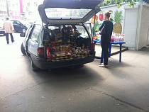 Фотофакт: на улице Барнаульской торгуют с машин польской продукцией