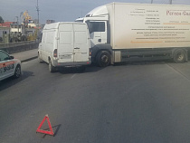 Столкновение грузовика с микроавтобусом закупорило Правую набережную