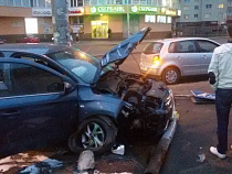 «Ситроен» снёс дорожный знак на тротуаре на ул. Гагарина 