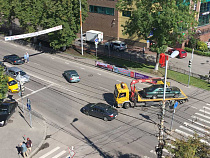 Эвакуатор протаранил легковушку на улице Театральной