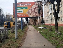 В Черняховске спилили стоявший по беспределу баннер над тротуаром