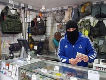 В Гурьевске местный житель позорно отжал у рыбаков их деньги