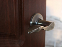 «Стучала и просила о помощи»: сосед вызвал спасателей для одинокой старушки