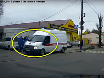 Работяга напал на врачей «Скорой помощи» на Аллее Смелых (видео)