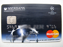 С чужой банковской картой дама побежала в магазин скупать еду на 6 000 рублей