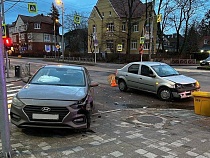 В Калининграде автомобиль вылетел на тротуар на проспекте Мира